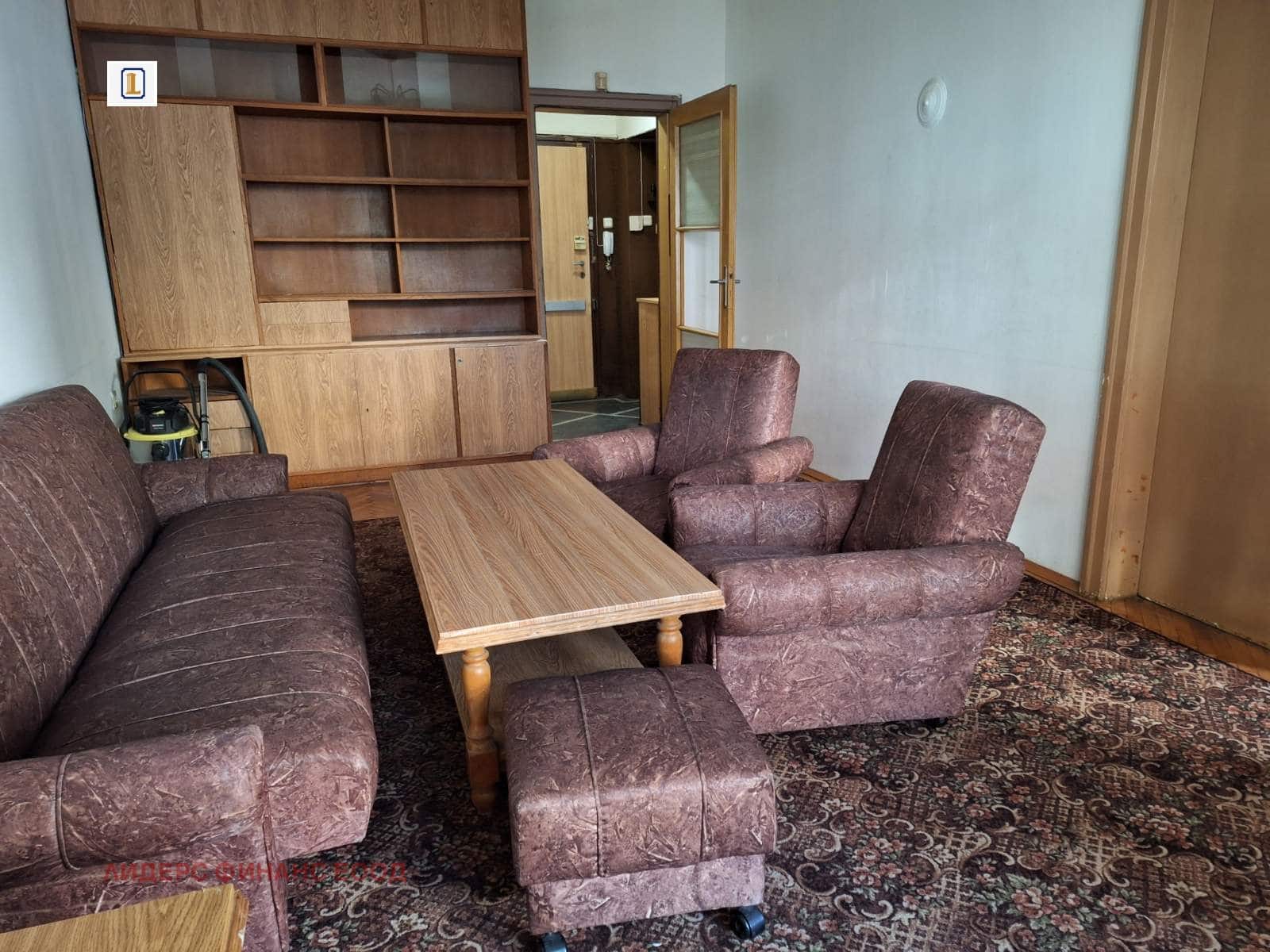 Продава тристаен апартамент в град София